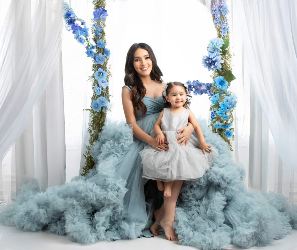 pregnancy pictures in Scottsdale Arizona. Pregnant mom in sing with toddler 