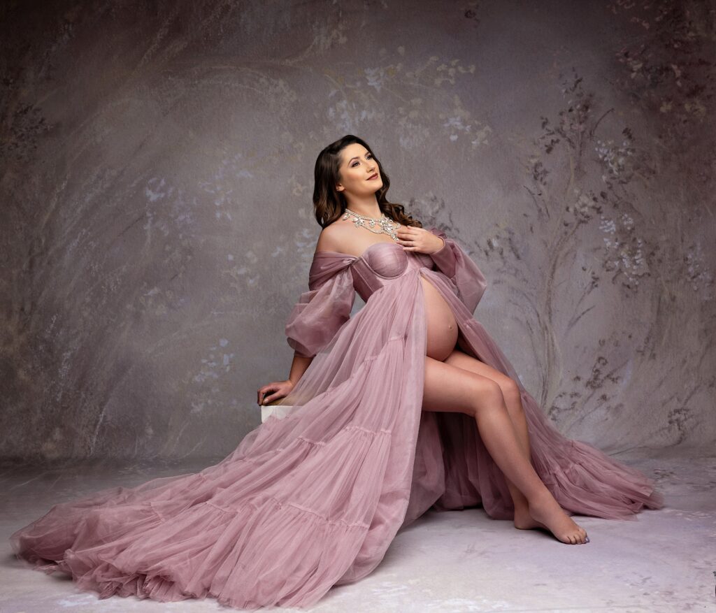Fine art mauve maternity portrait at Phoenix maternity photography studio